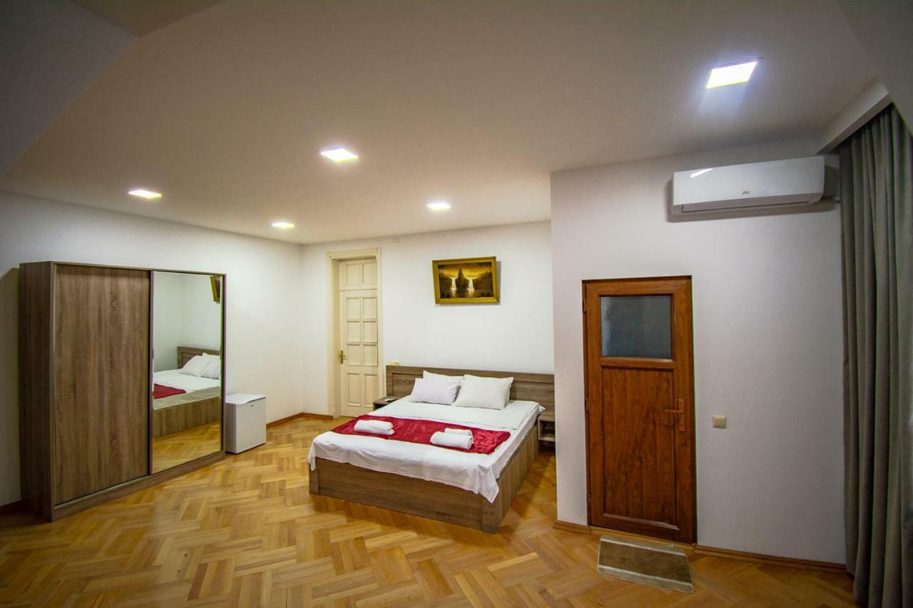 Nana'S Guesthouse Batoemi Buitenkant foto