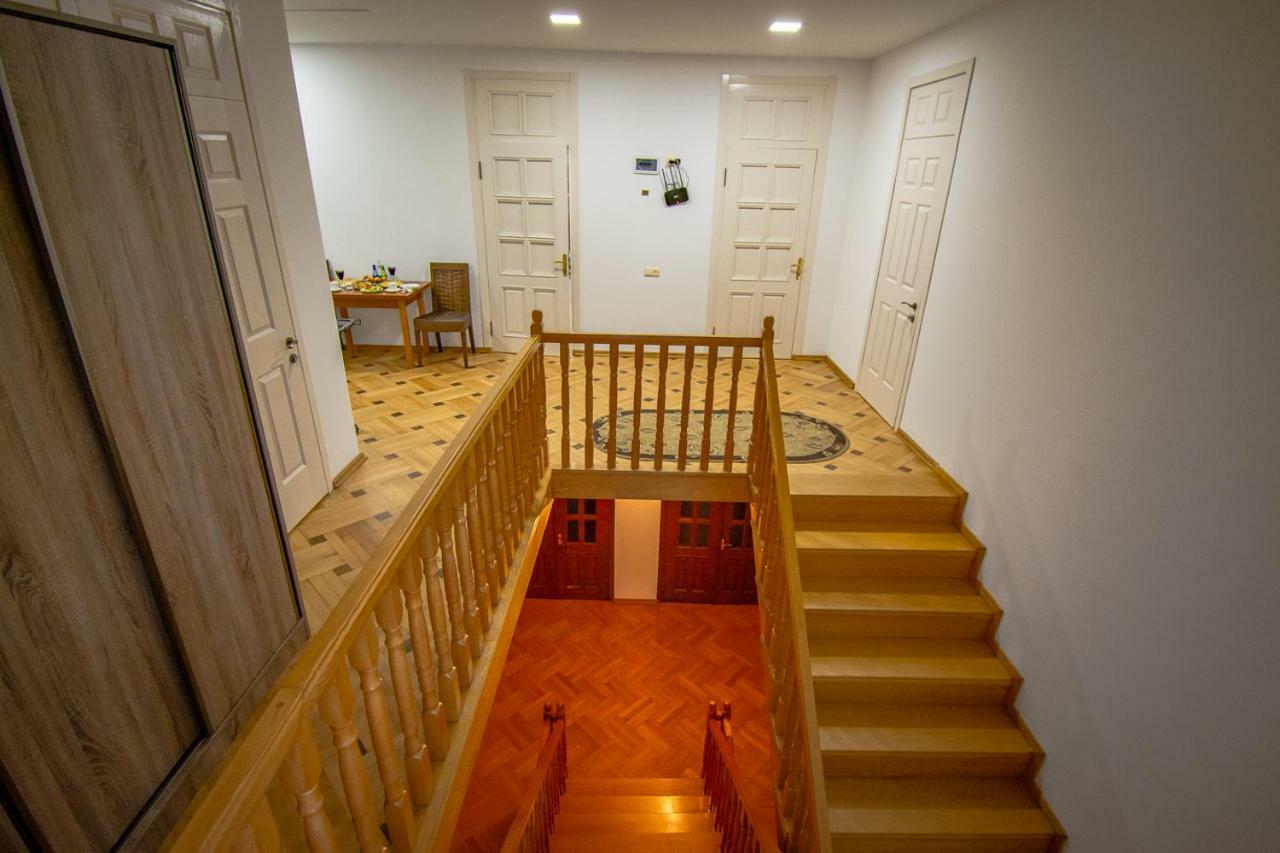 Nana'S Guesthouse Batoemi Buitenkant foto
